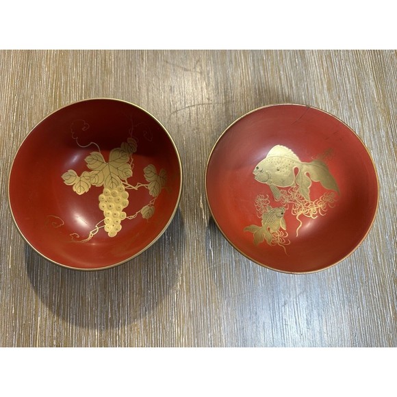Two VTG/Antique Asian Lacquer Ware Bowls - Goldfish & Grapes Design in Gold - Picture 1 of 7